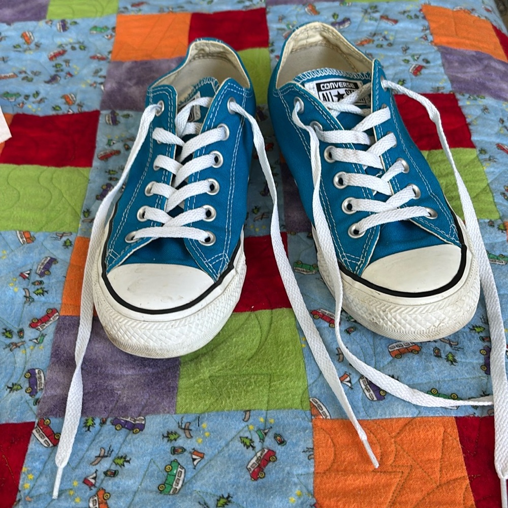 Chuck Taylor All Star Converse low top sneaker. Women’s size 8.